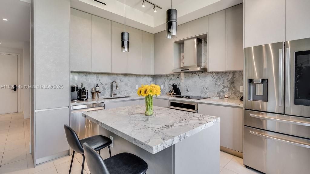 出租: $8,500 (1 贝兹, 2 浴室, 975 平方英尺)