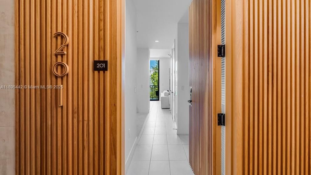 出租: $8,500 (1 贝兹, 2 浴室, 975 平方英尺)