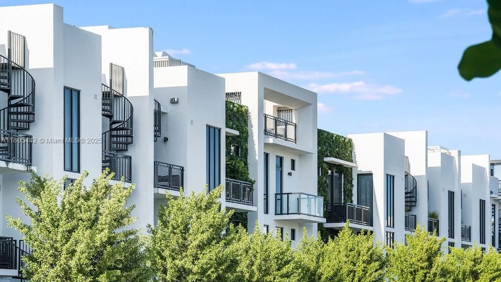 出租: $8,500 (1 贝兹, 2 浴室, 975 平方英尺)