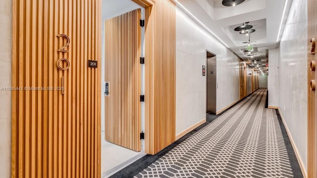 出租: $8,500 (1 贝兹, 2 浴室, 975 平方英尺)