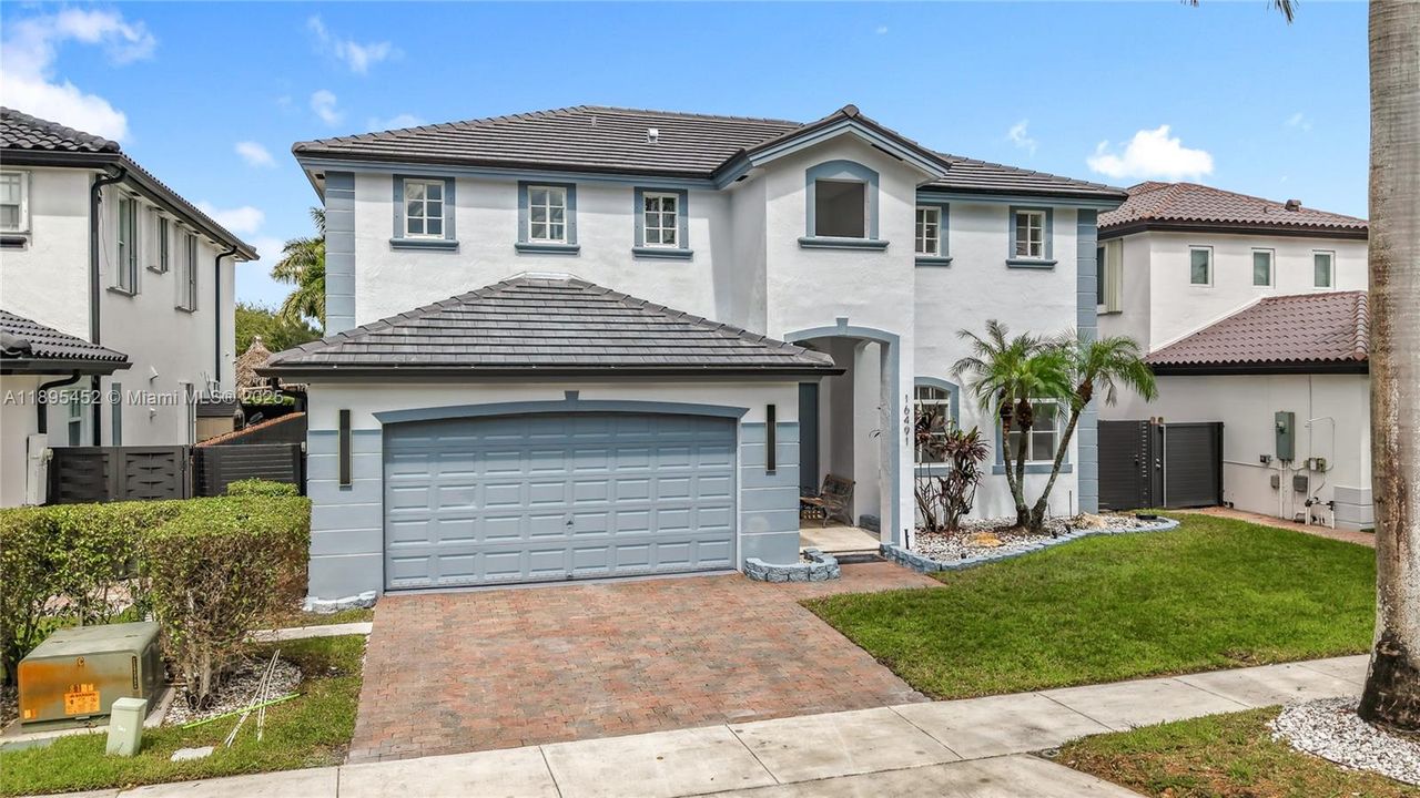 For Sale: $878,000 (4 beds, 3 baths, 2825 Square Feet)