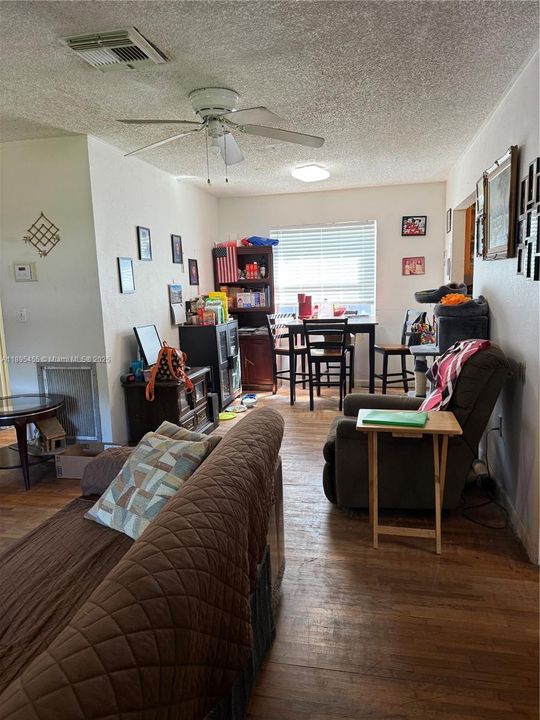 Vendido Recientemente: $449,999 (3 camas, 2 baños, 920 Pies cuadrados)