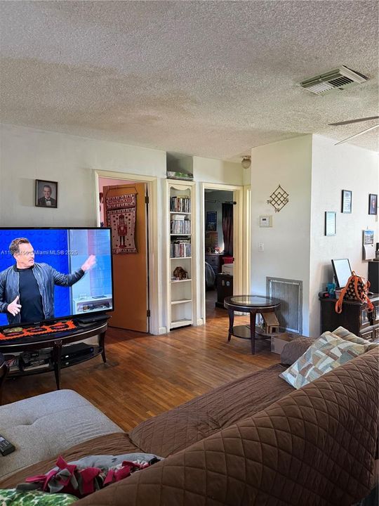 Vendido Recientemente: $449,999 (3 camas, 2 baños, 920 Pies cuadrados)