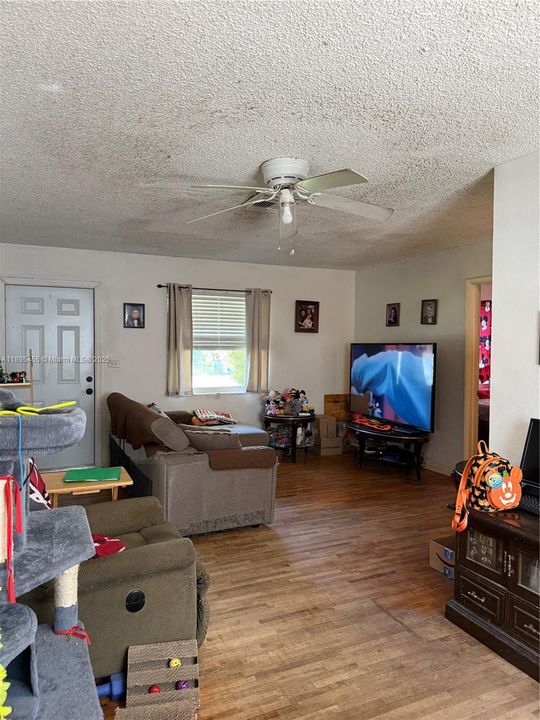 Vendido Recientemente: $449,999 (3 camas, 2 baños, 920 Pies cuadrados)