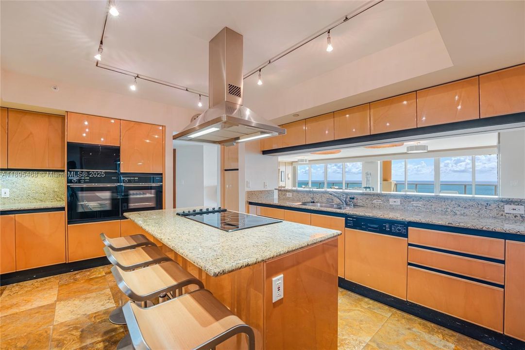 На продажу: $5,000,000 (3 спален, 3 ванн, 2820 Квадратных фут)