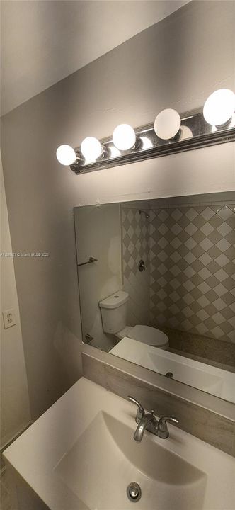 Active With Contract: $2,300 (2 beds, 2 baths, 998 Square Feet)