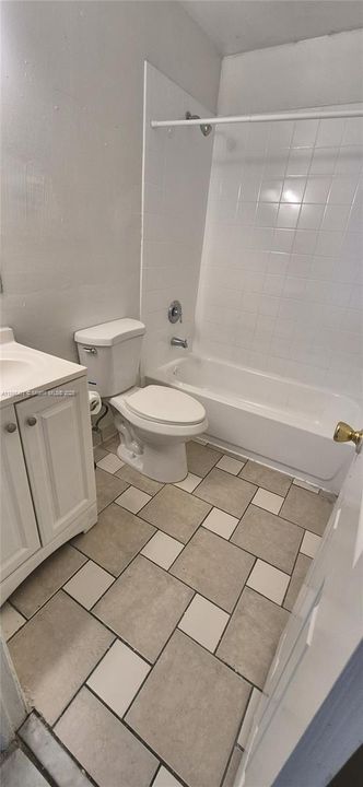 Active With Contract: $2,300 (2 beds, 2 baths, 998 Square Feet)