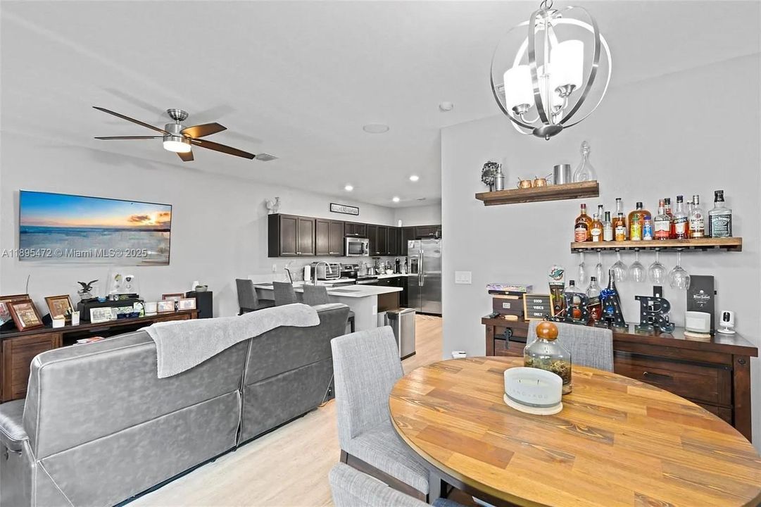 Под контрактом: $3,000 (4 спален, 2 ванн, 1829 Квадратных фут)