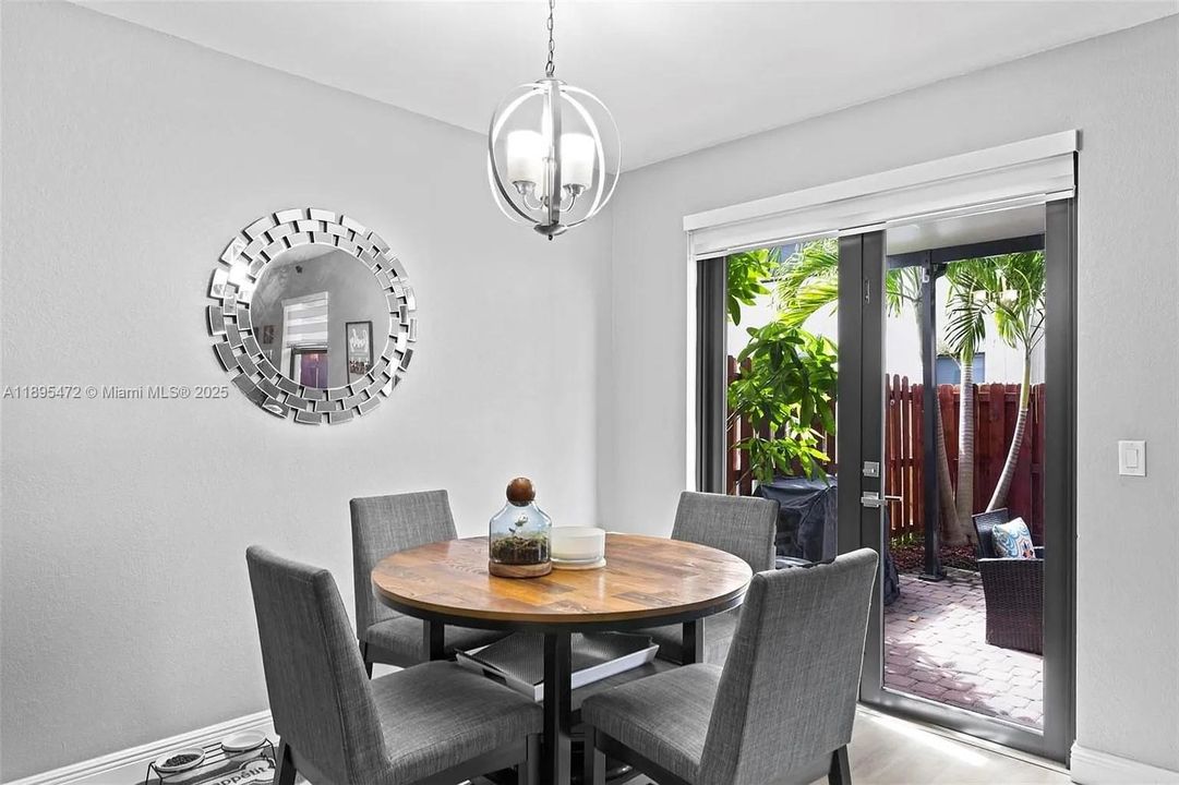 Под контрактом: $3,000 (4 спален, 2 ванн, 1829 Квадратных фут)