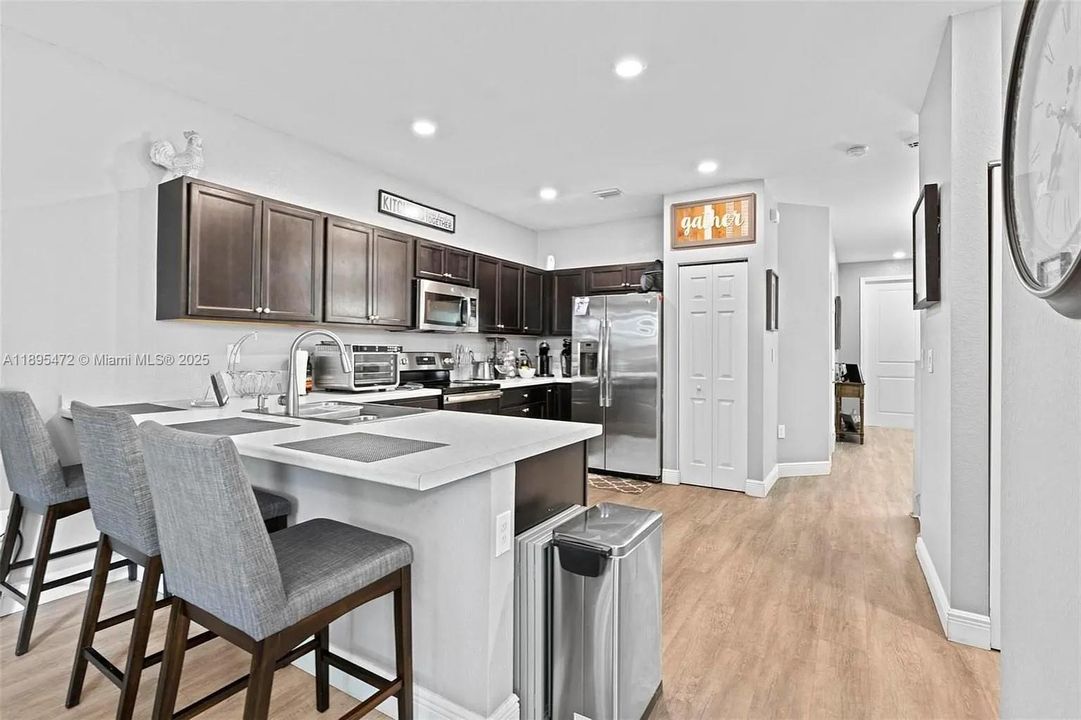 Под контрактом: $3,000 (4 спален, 2 ванн, 1829 Квадратных фут)