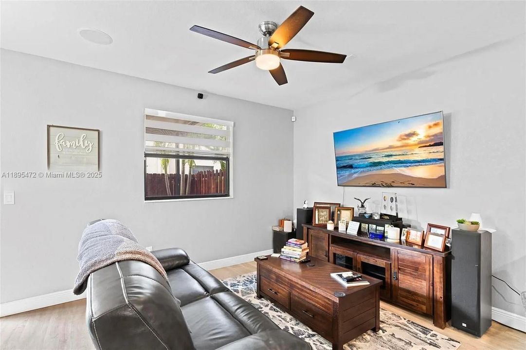 Под контрактом: $3,000 (4 спален, 2 ванн, 1829 Квадратных фут)