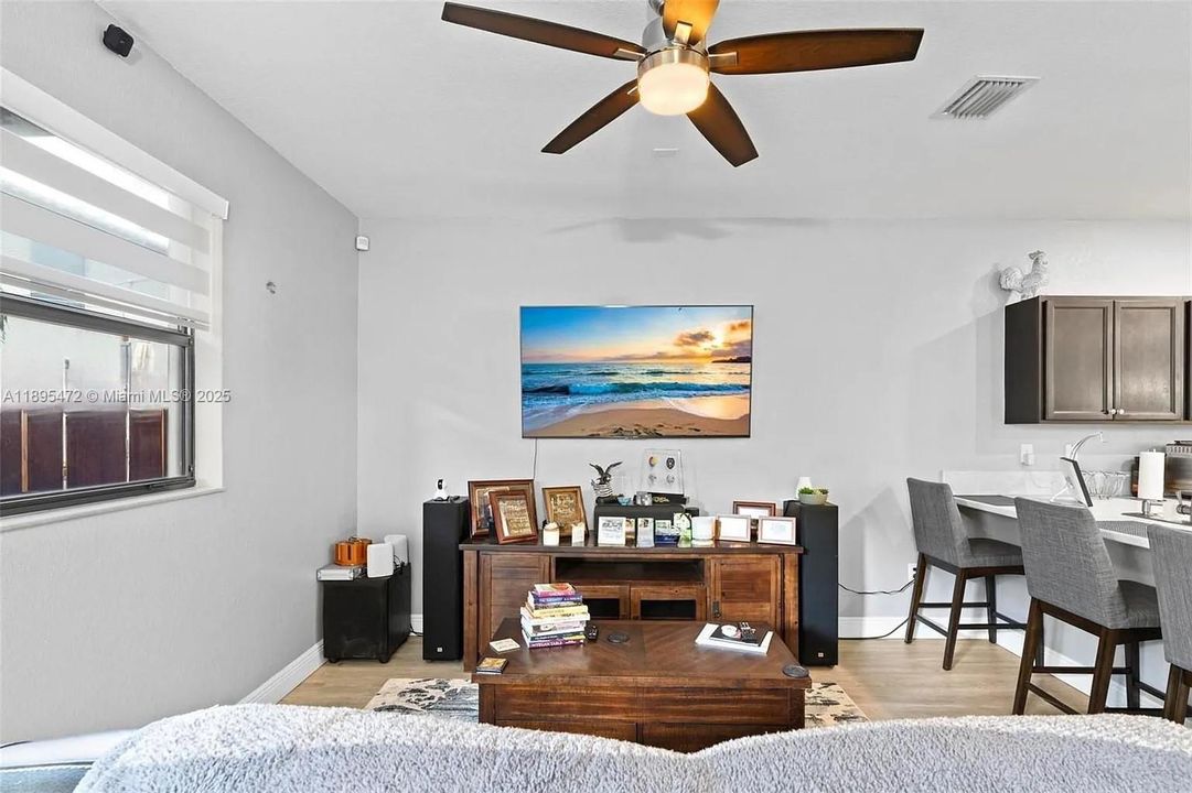 Под контрактом: $3,000 (4 спален, 2 ванн, 1829 Квадратных фут)