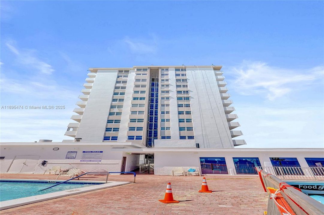 合同活跃: $330,000 (1 贝兹, 1 浴室, 812 平方英尺)