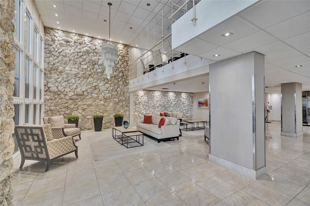 合同活跃: $330,000 (1 贝兹, 1 浴室, 812 平方英尺)