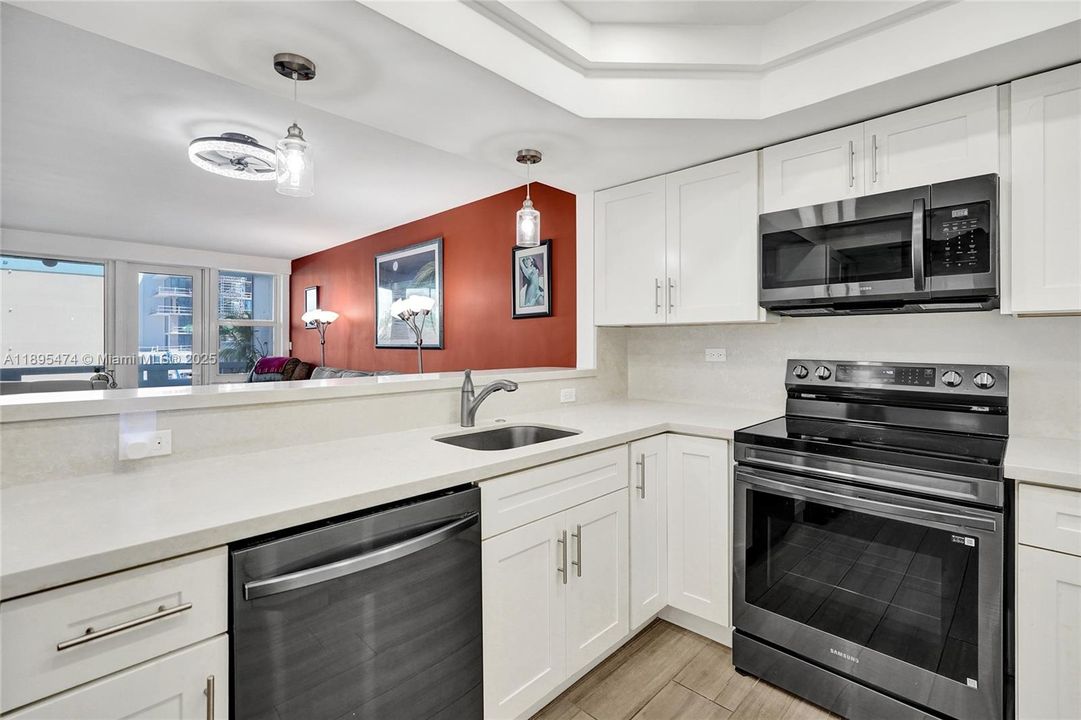 合同活跃: $330,000 (1 贝兹, 1 浴室, 812 平方英尺)