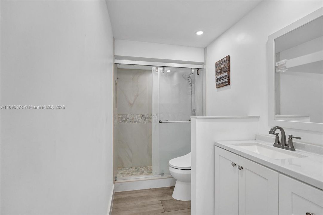 合同活跃: $330,000 (1 贝兹, 1 浴室, 812 平方英尺)