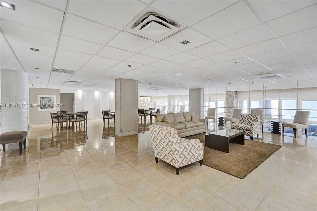 合同活跃: $330,000 (1 贝兹, 1 浴室, 812 平方英尺)