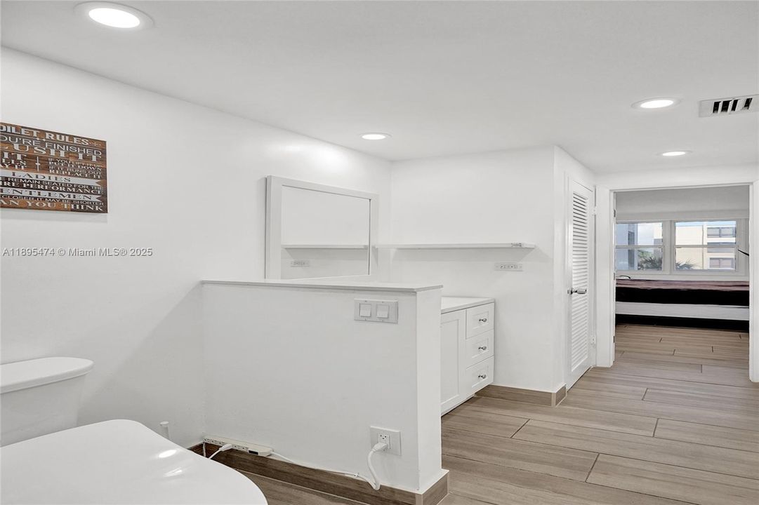 合同活跃: $330,000 (1 贝兹, 1 浴室, 812 平方英尺)