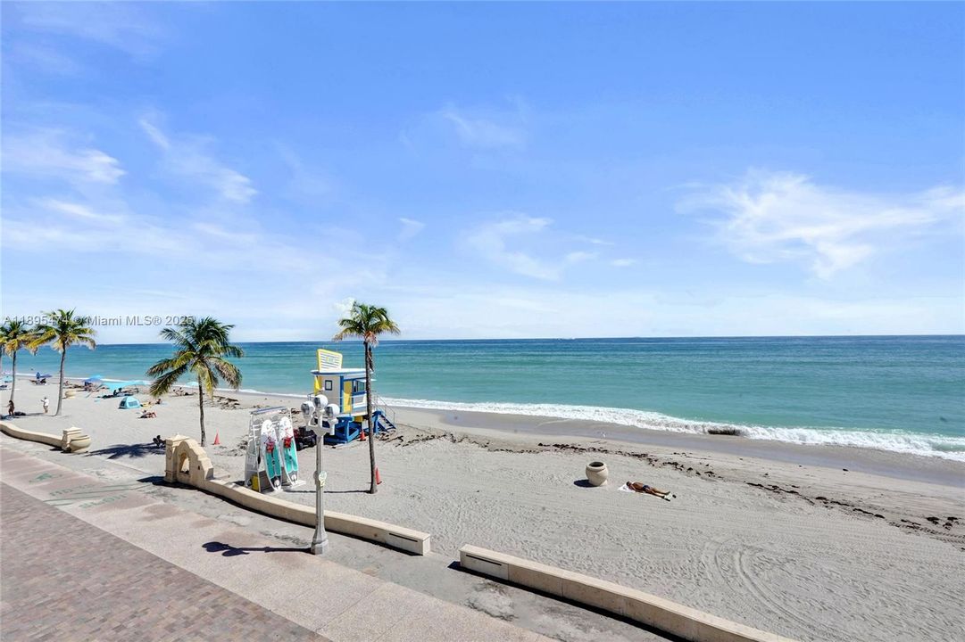 合同活跃: $330,000 (1 贝兹, 1 浴室, 812 平方英尺)