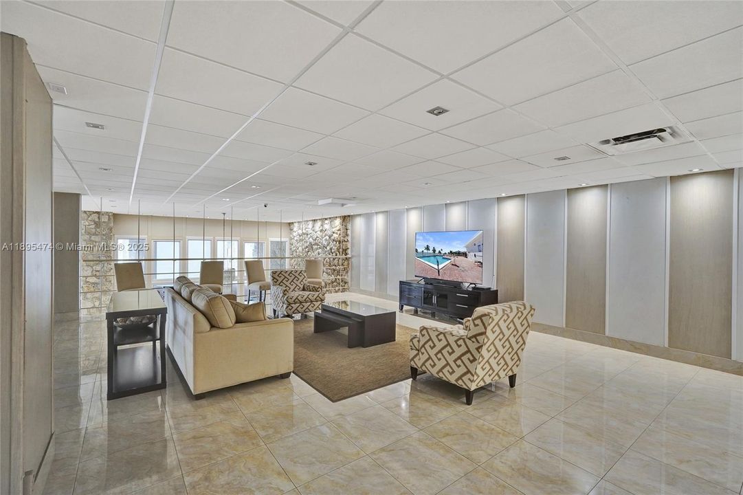 合同活跃: $330,000 (1 贝兹, 1 浴室, 812 平方英尺)