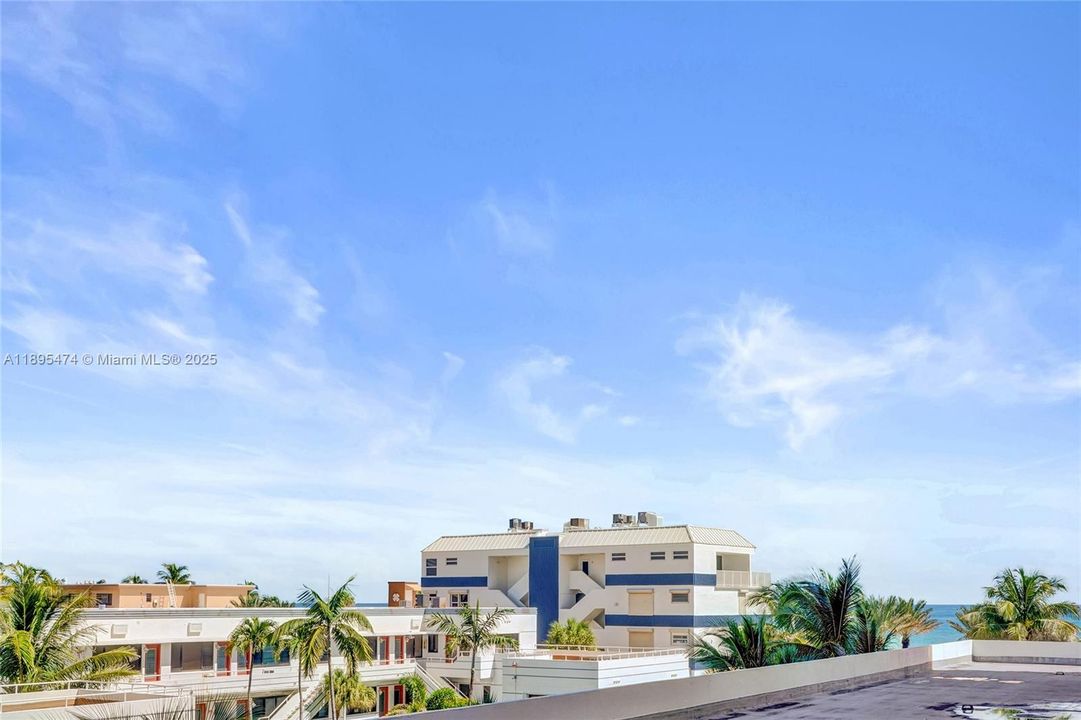 合同活跃: $330,000 (1 贝兹, 1 浴室, 812 平方英尺)