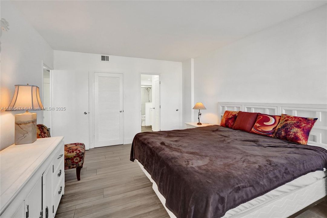 合同活跃: $330,000 (1 贝兹, 1 浴室, 812 平方英尺)