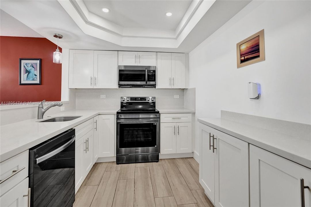 合同活跃: $330,000 (1 贝兹, 1 浴室, 812 平方英尺)