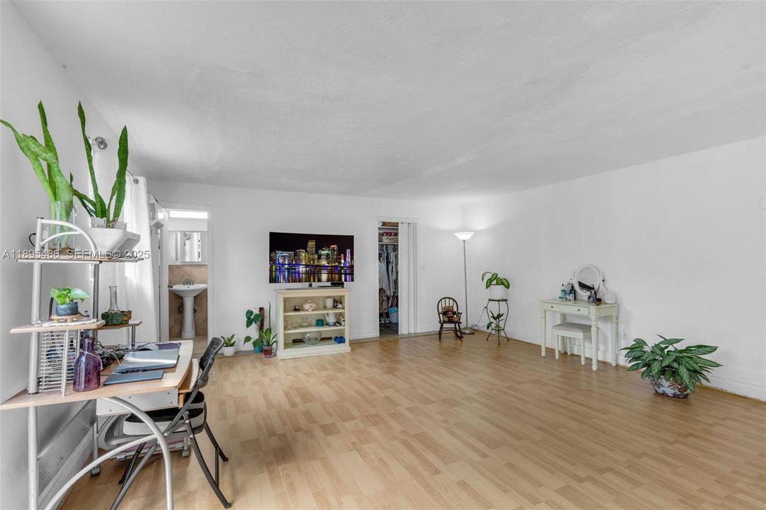 Под контрактом: $699,999 (4 спален, 3 ванн, 2368 Квадратных фут)