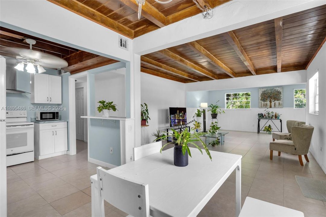 Под контрактом: $699,999 (4 спален, 3 ванн, 2368 Квадратных фут)