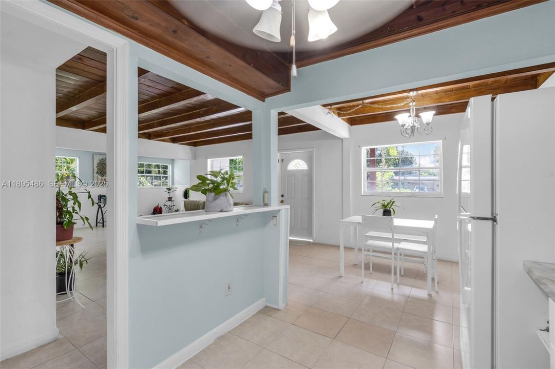 Под контрактом: $699,999 (4 спален, 3 ванн, 2368 Квадратных фут)