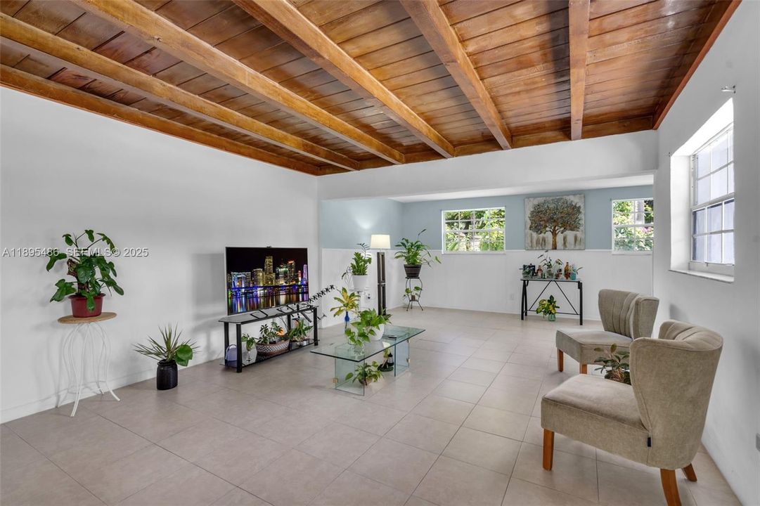 Под контрактом: $699,999 (4 спален, 3 ванн, 2368 Квадратных фут)