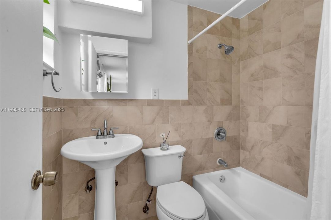 Под контрактом: $699,999 (4 спален, 3 ванн, 2368 Квадратных фут)