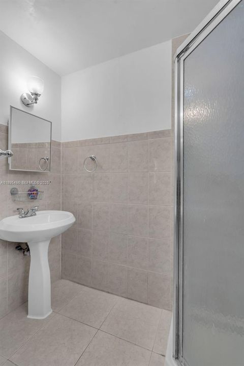 Под контрактом: $699,999 (4 спален, 3 ванн, 2368 Квадратных фут)