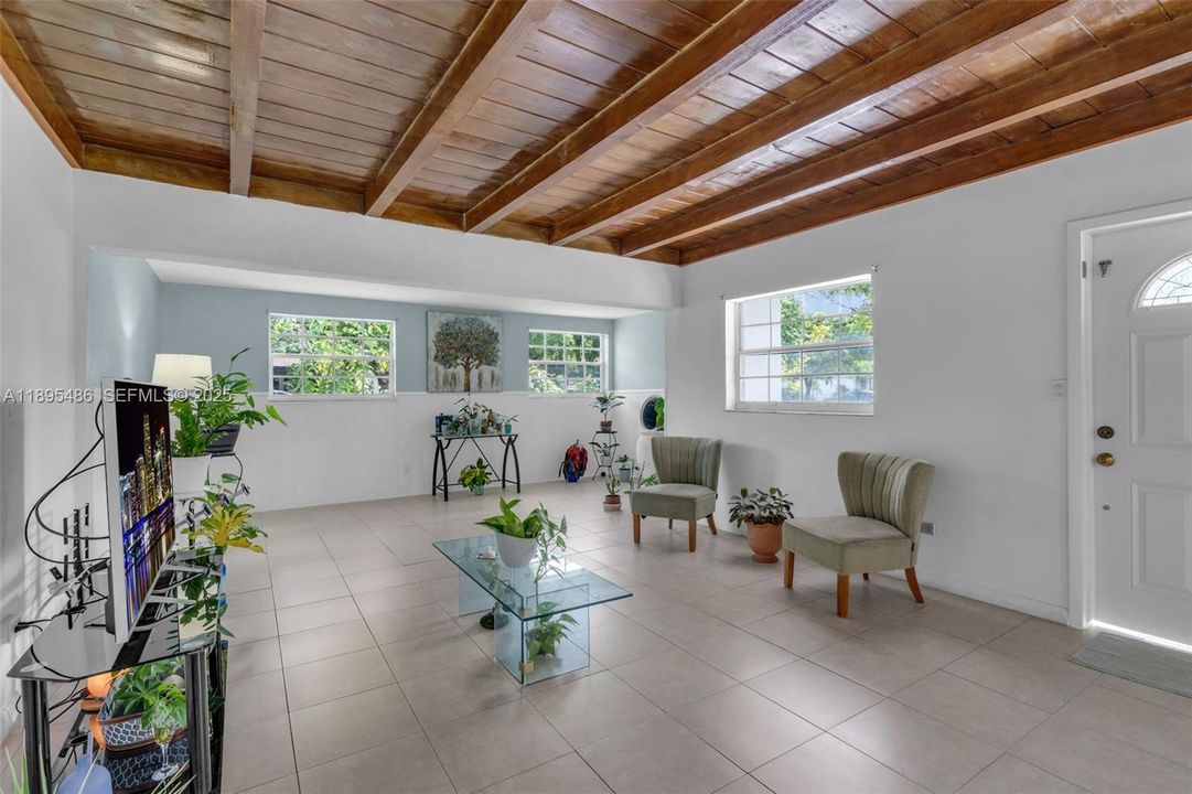 Под контрактом: $699,999 (4 спален, 3 ванн, 2368 Квадратных фут)