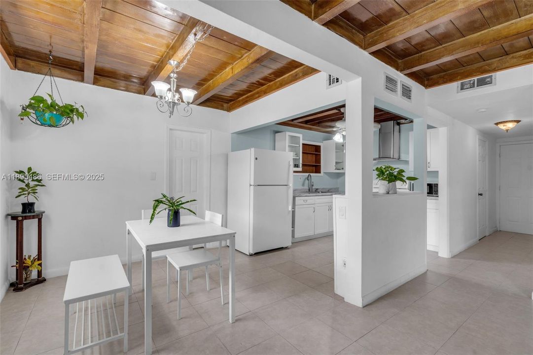 Под контрактом: $699,999 (4 спален, 3 ванн, 2368 Квадратных фут)