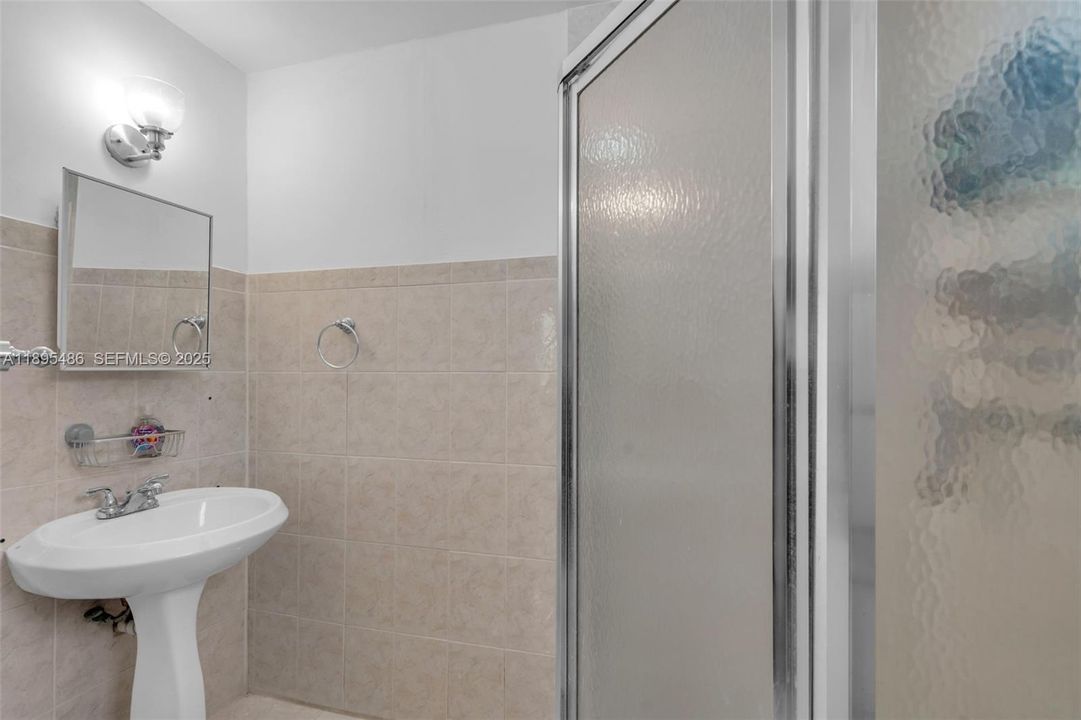 Под контрактом: $699,999 (4 спален, 3 ванн, 2368 Квадратных фут)