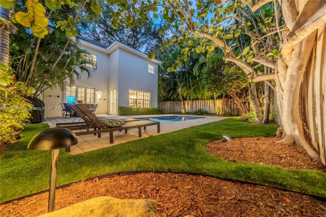 Active With Contract: $2,295,000 (5 beds, 4 baths, 3140 Square Feet)