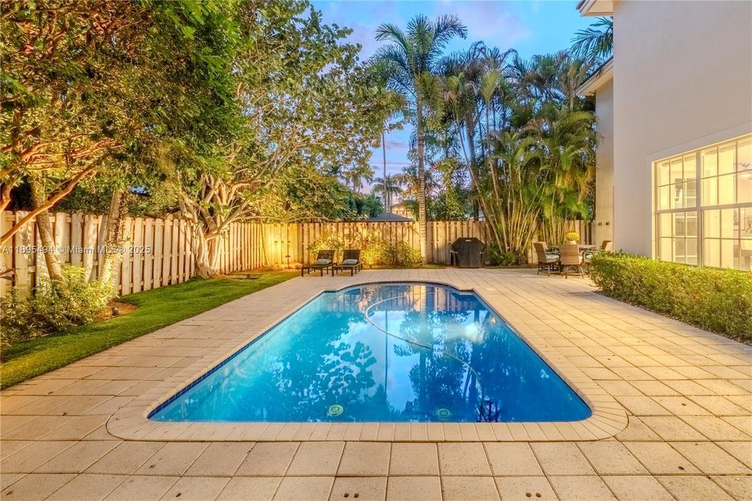 Active With Contract: $2,295,000 (5 beds, 4 baths, 3140 Square Feet)