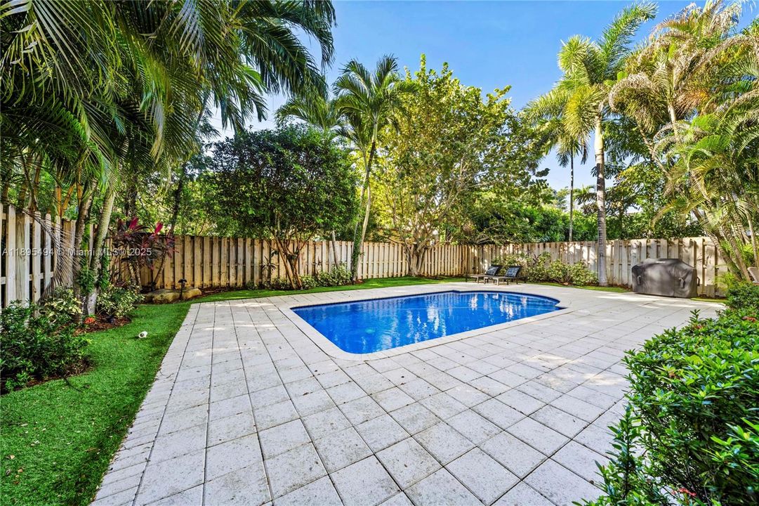 Active With Contract: $2,295,000 (5 beds, 4 baths, 3140 Square Feet)