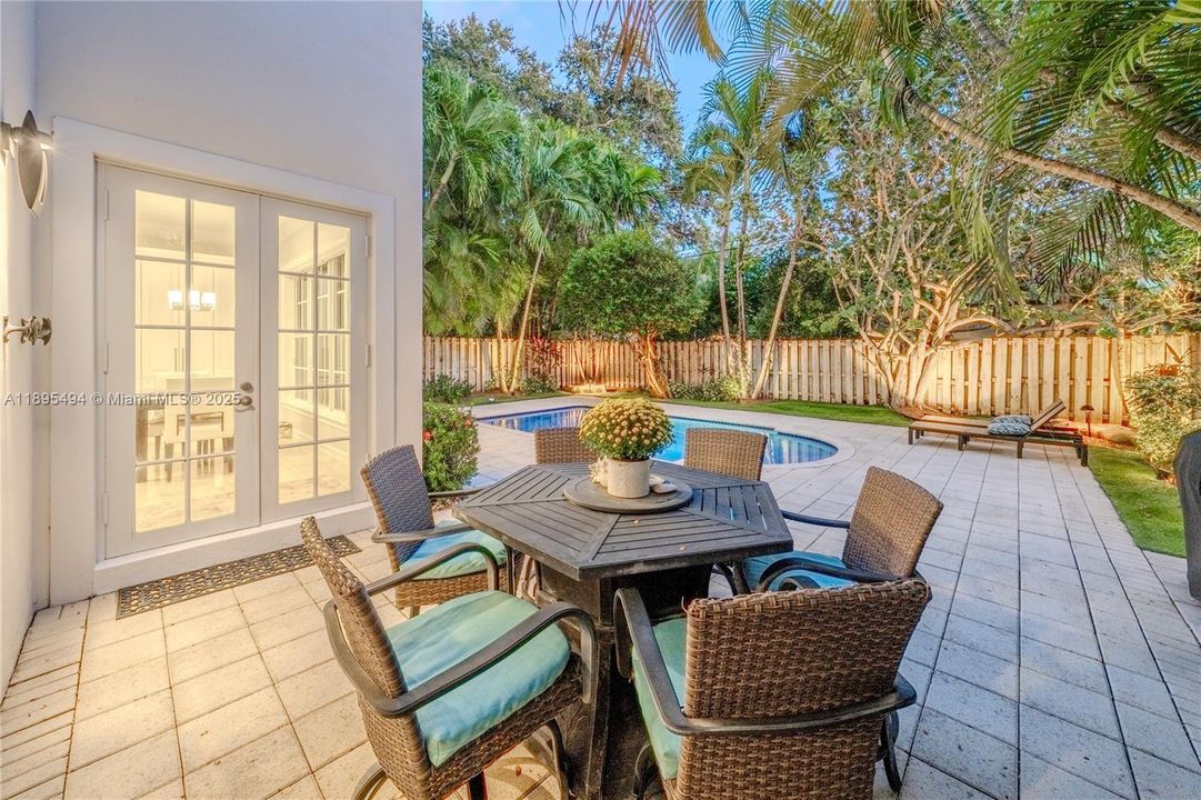 Active With Contract: $2,295,000 (5 beds, 4 baths, 3140 Square Feet)