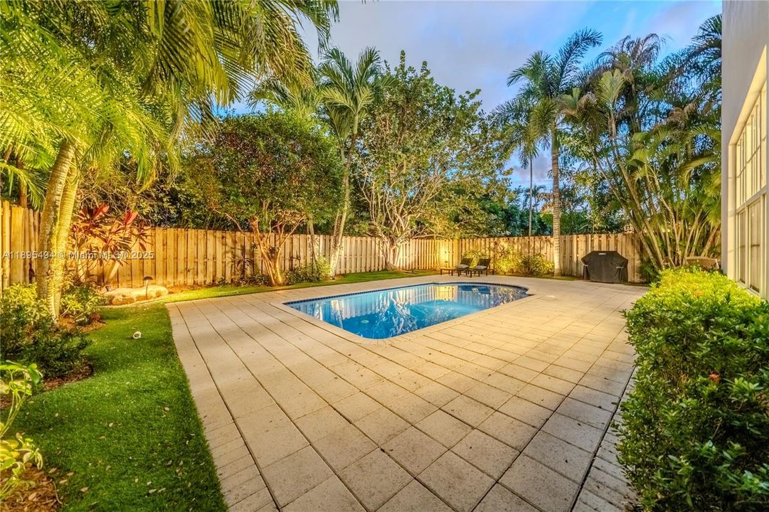 Active With Contract: $2,295,000 (5 beds, 4 baths, 3140 Square Feet)