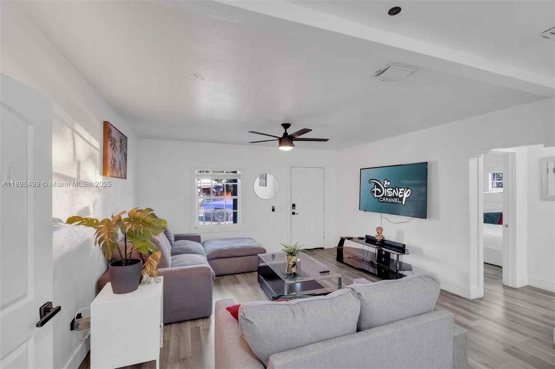 Active With Contract: $449,990 (3 beds, 1 baths, 1135 Square Feet)