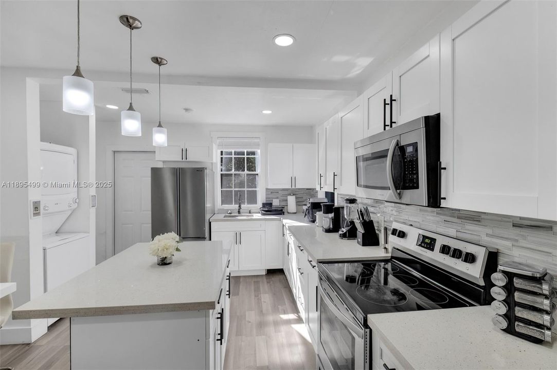 Active With Contract: $449,990 (3 beds, 1 baths, 1135 Square Feet)