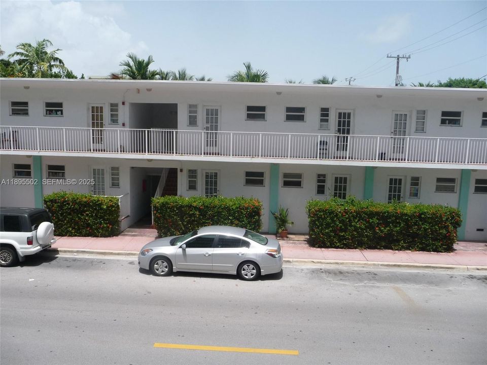 Active With Contract: $1,525 (0 beds, 1 baths, 400 Square Feet)