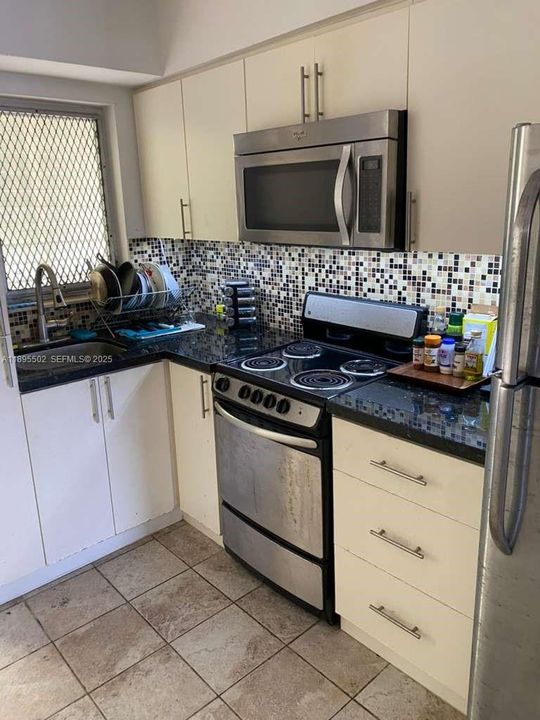 Active With Contract: $1,525 (0 beds, 1 baths, 400 Square Feet)