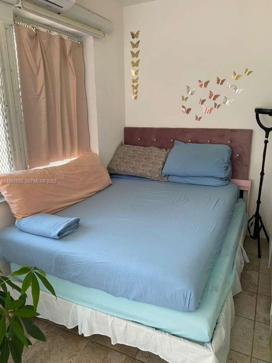 Active With Contract: $1,525 (0 beds, 1 baths, 400 Square Feet)