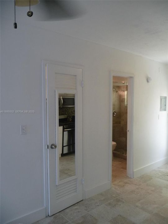 Active With Contract: $1,525 (0 beds, 1 baths, 400 Square Feet)