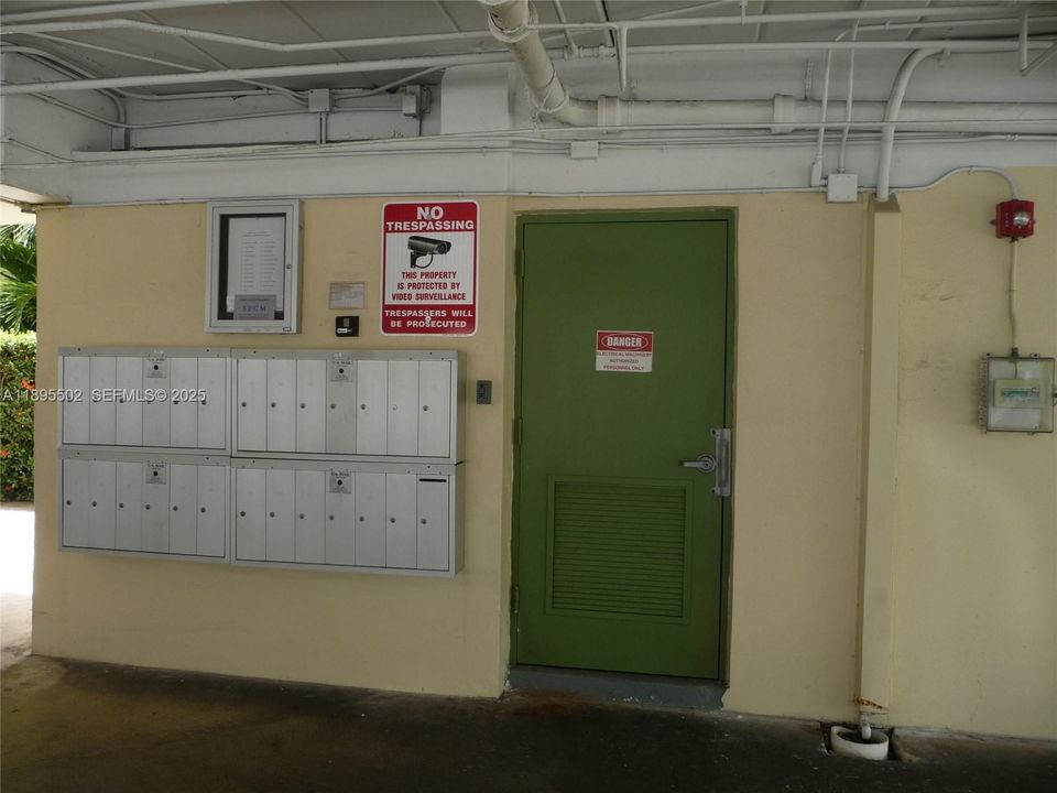 Active With Contract: $1,525 (0 beds, 1 baths, 400 Square Feet)