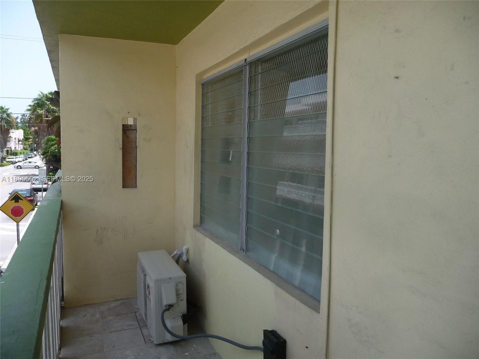 Active With Contract: $1,525 (0 beds, 1 baths, 400 Square Feet)