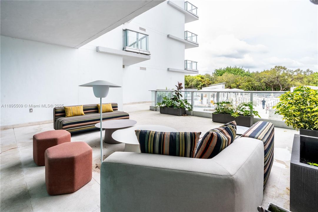 出租: $19,000 (3 贝兹, 3 浴室, 2640 平方英尺)